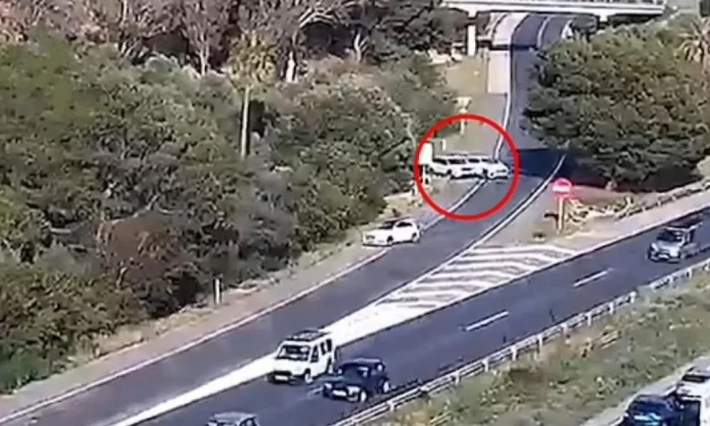 Μαγιόρκα: Ντόπιος, σε κατάσταση αμόκ, καταδιώκει και εμβολίζει αυτοκίνητο με τουρίστες (βίντεο)